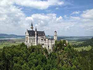 新天鹅城堡是路德维希二世的梦的世界，一个专属美的世界