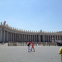 梵蒂冈是世界上面积最小的国家，四面都与意大利接壤，是一个国中国