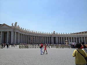 梵蒂冈是世界上面积最小的国家，四面都与意大利接壤，是一个国中国
