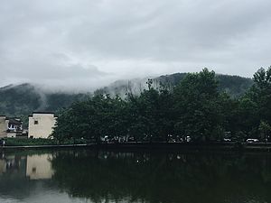 白屋黑瓦—梅雨中的黄山